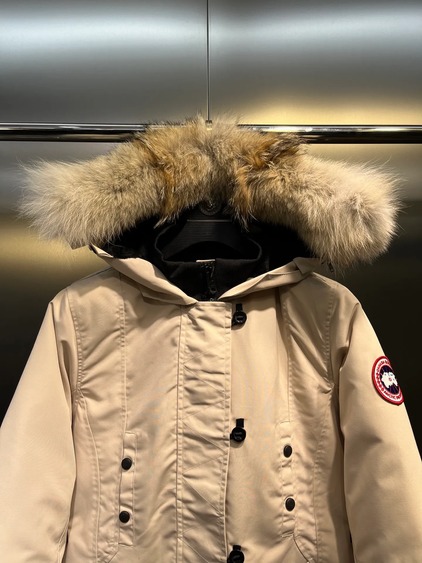 P860 🇨🇦🇨🇦CANADA GOOSE 12 women's models, factory direct supply: supplying global purchasing agents, micro-businesses, entities, Tmall, high-end stalls and studio cooperation, free shipping! Trillium Parka Women's 12 "popular" women's models are chosen by Arctic and Antarctic scientific expedition teams as winter wear, the Rolls-Royce of down jackets. ➖ Industry-leading anti-counterfeiting chip sensing. ➖ Imported Behringer embroidery machines and customized embroidery labels, the highest level and industry leading. ➖ Imported Korean 21-count polyester-cotton blended original fabric, TC85 waterproof coated fabric, water-repellent, windproof and wear-resistant. ➖ The new national standard 80 white duck down is filled with an average of 520 grams of down. The amount of down filled is industry-leading. ➖ 100% nylon lon lining with double double-layer sealing design to prevent velvet running, seamless thread design on cuffs! ➖ Western Canadian Green Wolf Collar. ➖ Yoshida YKK provides original factory-customized electroplated sliders. YKK two-way lockable zippers are tight and smooth and do not peel off paint. ➖ 3M composite Velcro is durable and the accessories and hardware are all custom-made. Note: Our copywriting is only simple and clear. Instead of bragging about the copywriting, it is better to compare and understand with samples. Only for the purest, most focused, most professional, highest quality, and most cost-effective!  SIZE:S-XXL